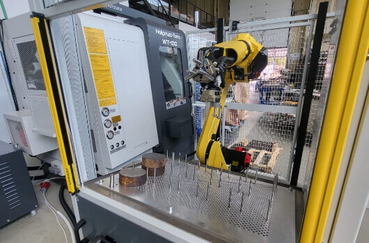 Nakamura Tome VT-100 mit Roboterarm FANUC M-20iD 25